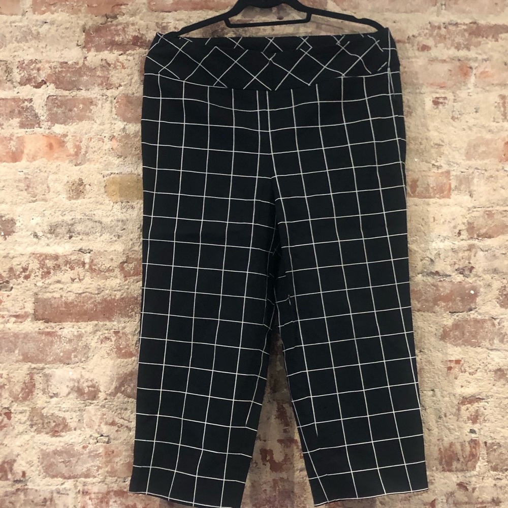 Black and White Grid Capri